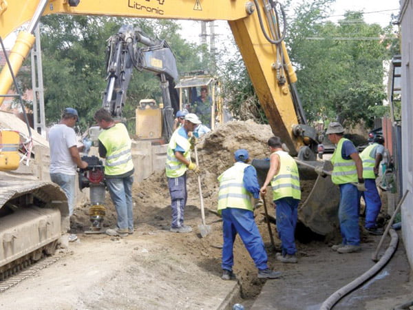 d-ale-lui-dorel-unii-dintre-muncitorii-care-lucreaza-la-reabilitarea-re-elei-de-apa-i-canal-le-fac-praf-nervii-sighetenilor