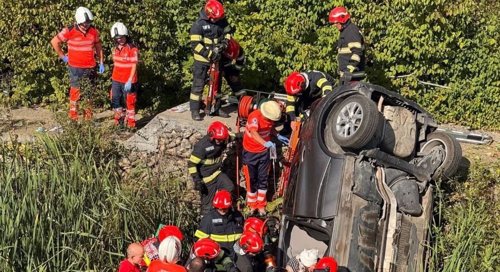 Accident grav la Iași: o mașină a căzut de pe un pod într-un canal. O persoană, încarcerată